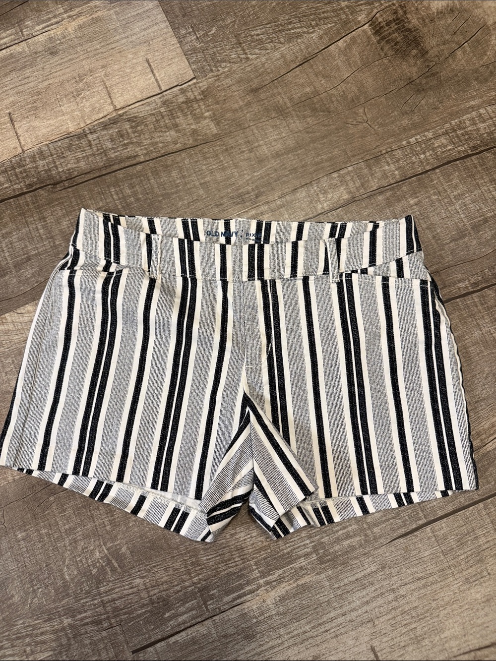 4/$30 Old Navy Pixie Black and White Vertical Stripe  size 6